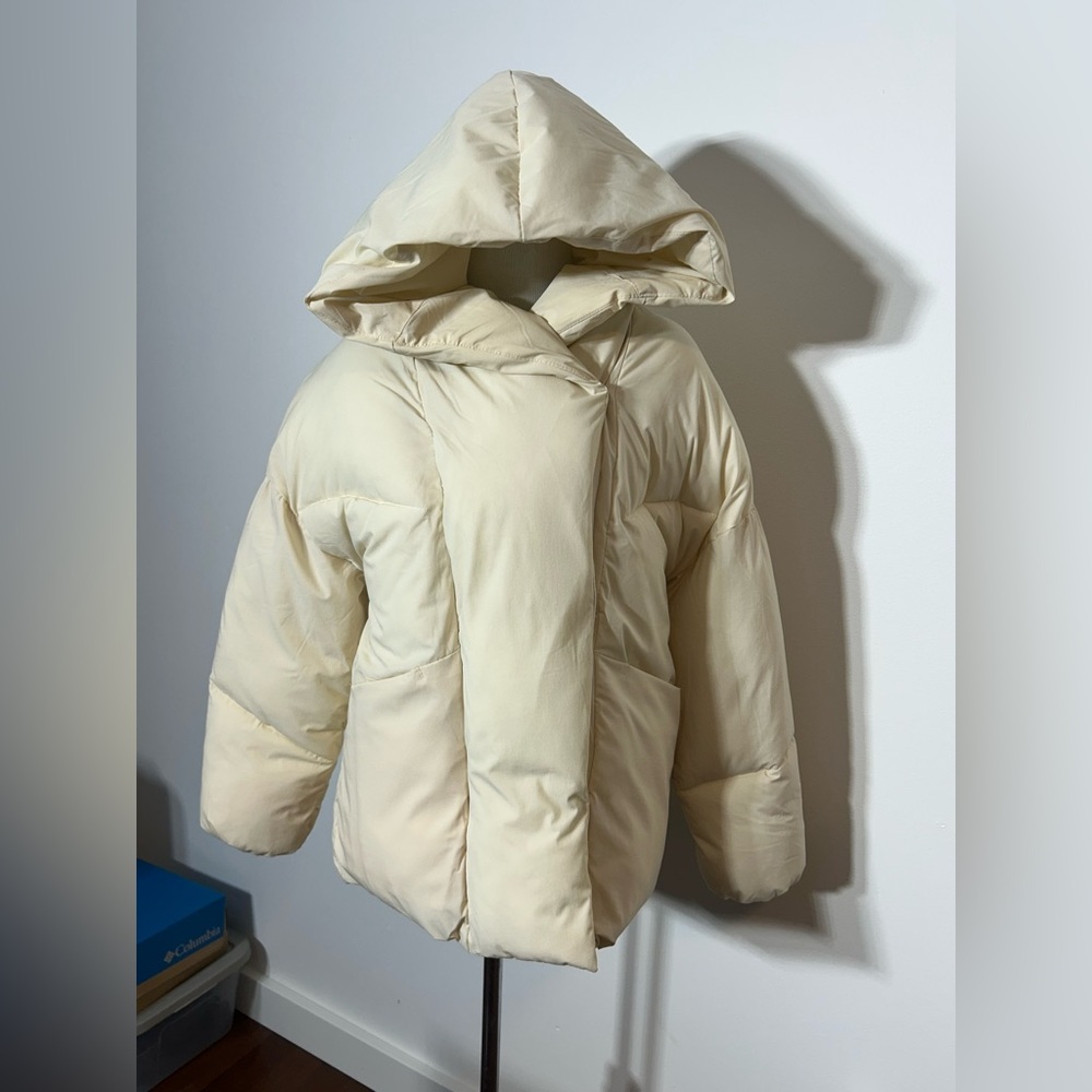 BERSHKA NWT Women's Cream Puffer Jacket Size Small